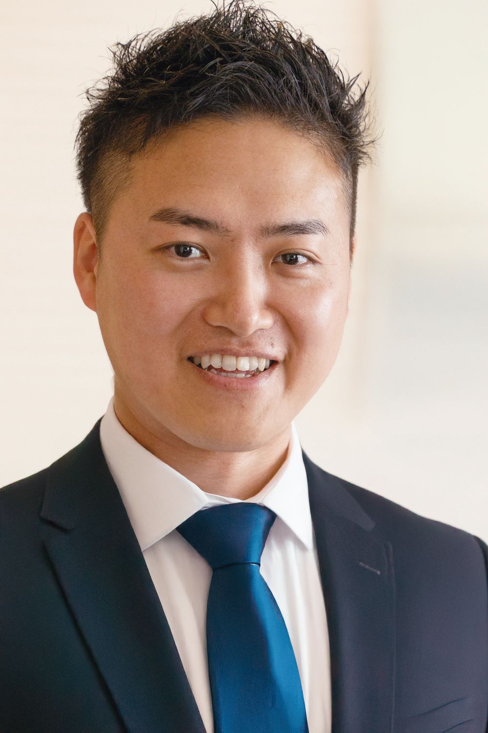 病院長 鈴木 紳祐 顔写真